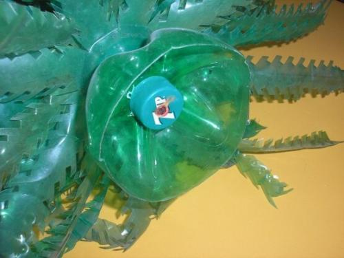 Елка в маленькой бутылочке. Новогодние елочки из пластиковых бутылок