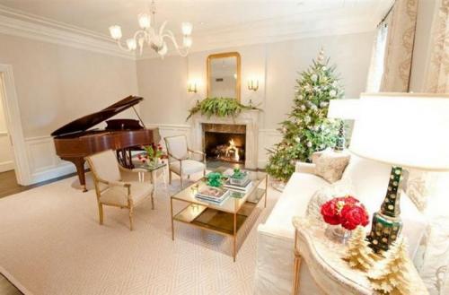 Елка в маленькой гостиной. Какие они: элегантные и стильные новогодние ели для современных гостиных