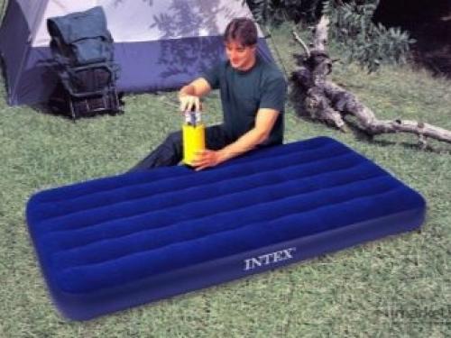 Как заклеить надувную кровать. Как найти прокол 06