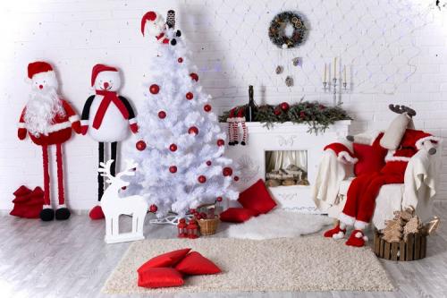 Елка в маленькой гостиной. Какие они: элегантные и стильные новогодние ели для современных гостиных