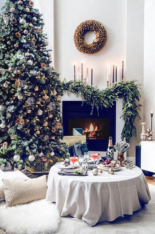 Елка в маленькой гостиной. Какие они: элегантные и стильные новогодние ели для современных гостиных