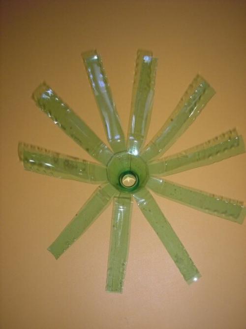 Елка в маленькой бутылочке. Новогодние елочки из пластиковых бутылок