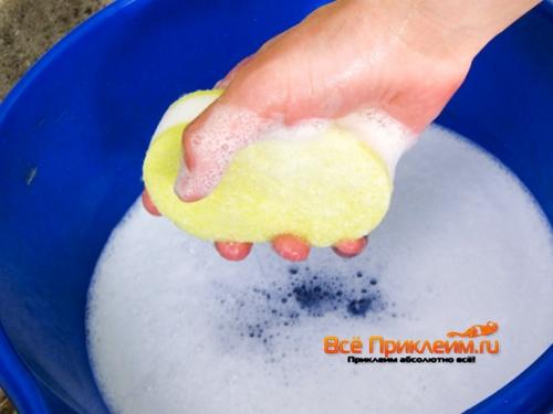 Как заклеить надувную кровать. Как найти прокол 01