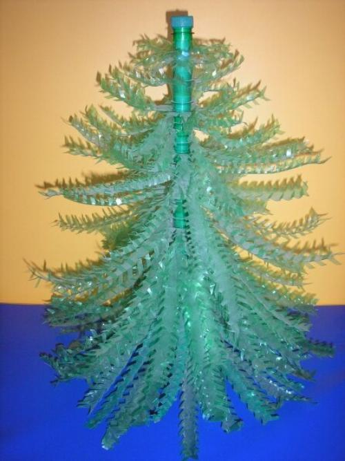 Елка в маленькой бутылочке. Новогодние елочки из пластиковых бутылок