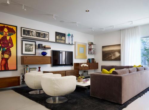 Телевизор в углу комнаты дизайн. Варианты оформления стены под телевизор в гостиной