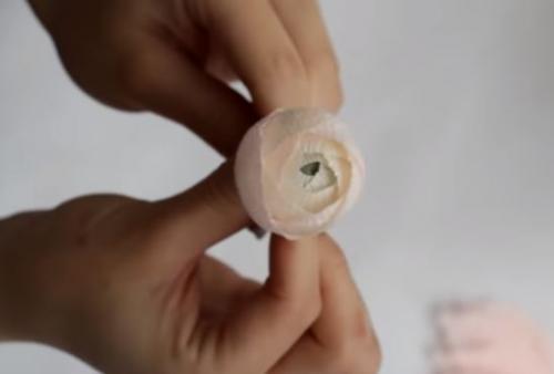 Цветы из гофрированной бумаги своими руками схемы. Цветы из гофрированной бумаги своими руками