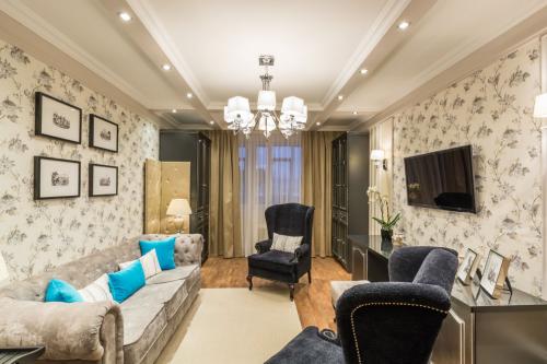 Дизайн зала в хрущевке обои. С орнаментом