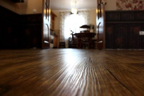 Напольное покрытие пвх. Основные характеристики – эксплуатационные преимущества и недостатки