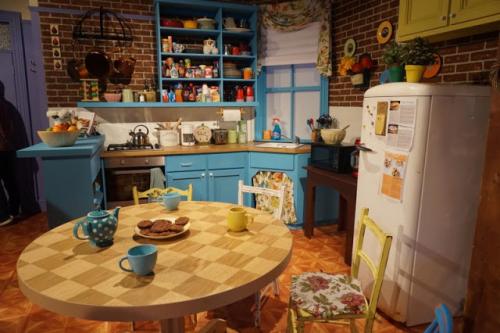Кухня Моники из друзей. Квартира Моники и Рейчел из сериала Друзья