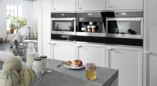 Кухня 12 кв.м с диваном. Встроенная бытовая техника