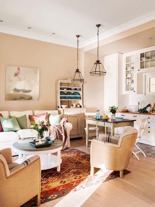 Солнечный интерьер дома в Испании 01