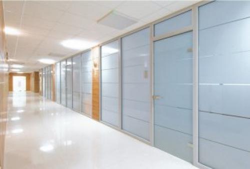 Как лучше повесить гардину от стены до стены или только над окном. Вешаем правильно карниз для штор