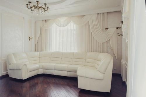 Дизайн шторы если окно не по центру. Как компенсировать окно не по центру стены?