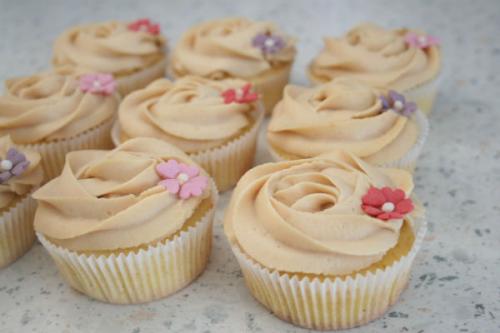 Крем для капкейков со сгущенкой. Как приготовить крем для капкейков: заварной, шоколадный и сметанный