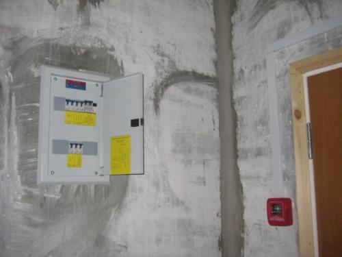 Как задекорировать электрический щиток. Почему не желательно прятать щиток электричества квартиры за предметами декора