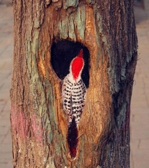 Декор засохшего дерева. Как украсить деревья в саду на даче (4 фото)