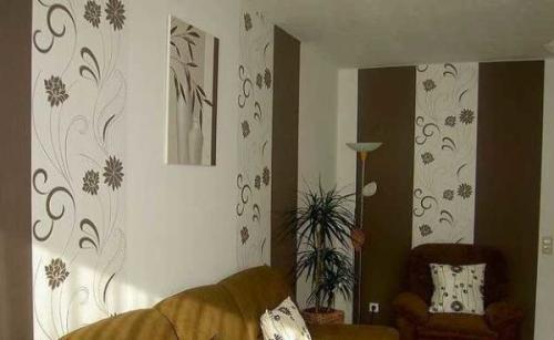 Обои с рисунком на одной стене. Вертикальное комбинирование