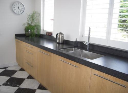 Типы столешниц для кухни. Требования, предъявляемые к кухонным столешницам 12