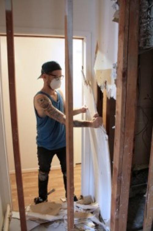 Как сэкономить на ремонте кухни.  Займитесь покраской сами