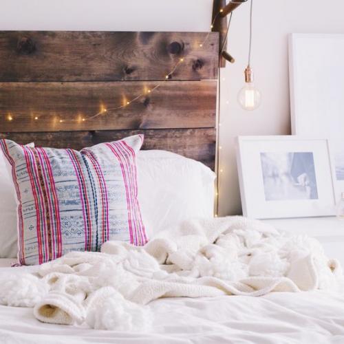 Кровать с модулем в изголовье. 5 кроватей, которые сделают спальню уютнее: примеры с фото 09 Кровать с модулем в изголовье. 5 кроватей, которые сделают спальню уютнее: примеры с фото 09