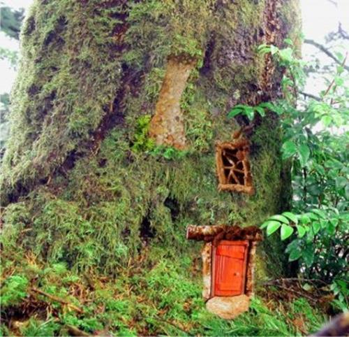 Декор засохшего дерева. Как украсить деревья в саду на даче (4 фото)