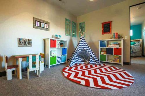 Какая мебель нужна в детскую комнату. Какая мебель должна обязательно быть в комнате для мальчика