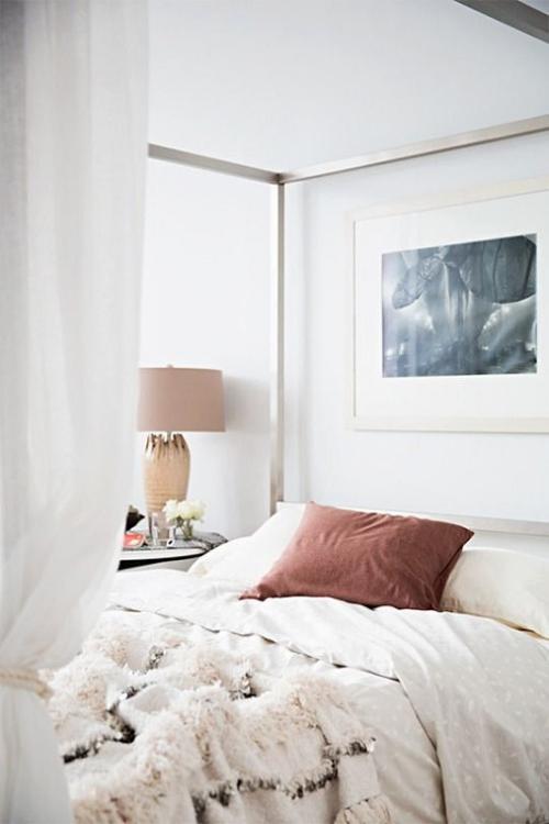 Кровать с модулем в изголовье. 5 кроватей, которые сделают спальню уютнее: примеры с фото 03 Кровать с модулем в изголовье. 5 кроватей, которые сделают спальню уютнее: примеры с фото 03