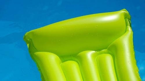 Как заклеить надувной матрас специальной заплаткой. Чем и как можно заклеить надувной матрас в домашних условиях?