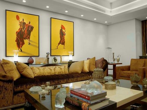 Сочетание картин в интерьере. Картины в интерьере гостиных разных стилей