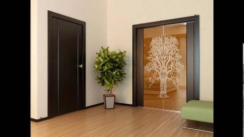 Темная дверь в светлом интерьере. Основные правила сочетания цвета и фактуры дверей в жилом помещении