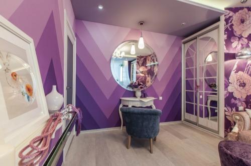 Интерьер комнаты в сиреневых оттенках 01