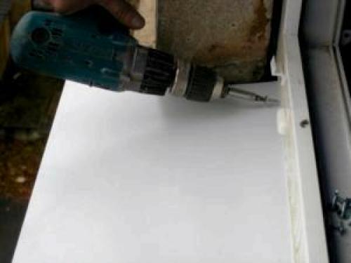 Как монтировать отливы на пластиковые окна. Отливы на окна 06