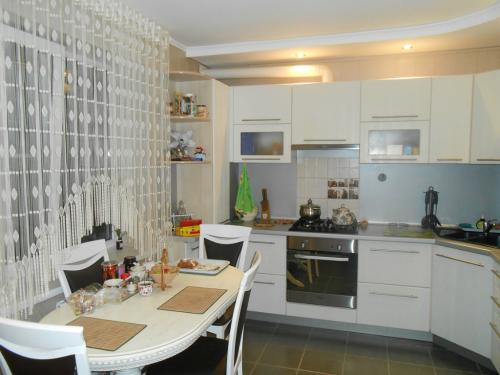 Стол кухонный описание. Форма кухонного стола