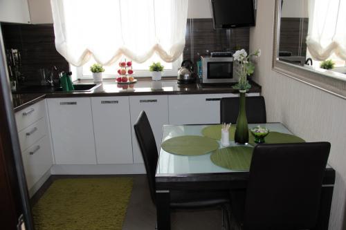 Стол кухонный описание. Форма кухонного стола