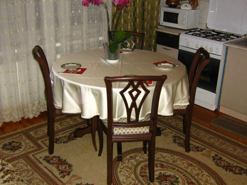 Стол кухонный описание. Форма кухонного стола