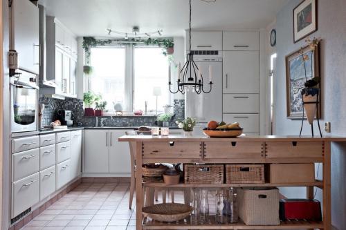 Зал с кухней студия. Какой гарнитур выбрать для квартиры студии