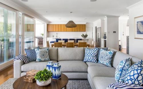 Сочетание белого и синего в интерьере 06