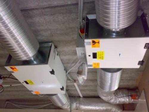 Просверлить отверстие в пластиковом окне для вентиляции. Убираем влагу из помещения