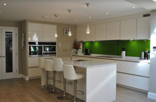 Зал с кухней студия. Какой гарнитур выбрать для квартиры студии