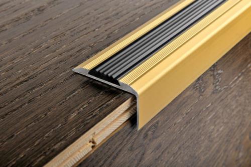 Как сделать деревянную лестницу менее скользкой. Деревянная лестница 06