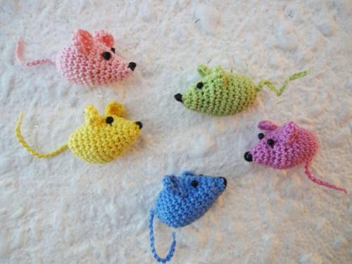 Как сделать игрушку для кота из киндера. Посмотрите 15 игрушек для котов, которые можно сделать своими руками!