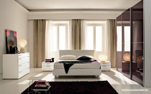 Спальня с двумя окнами на смежных стенах. Спальня с двумя окнами