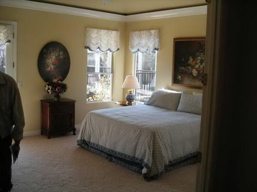 Спальня с двумя окнами на смежных стенах. Спальня с двумя окнами