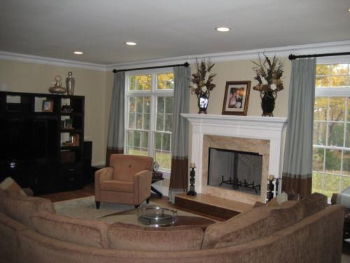 Зал с двумя окнами на одной стене. Оформление