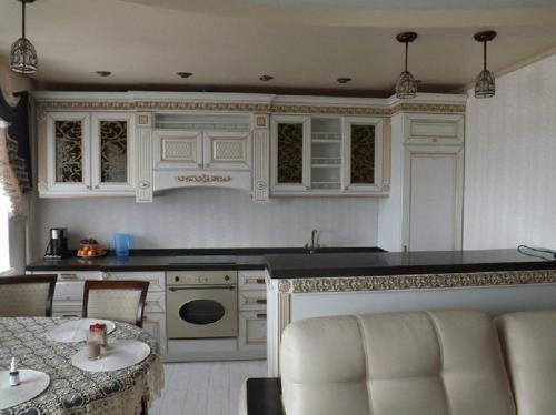 Зонирование кухни и гостиной перегородкой. Какую роль выполняет перегородка между гостиной и кухней