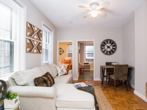 Зал с двумя окнами на одной стене. Оформление