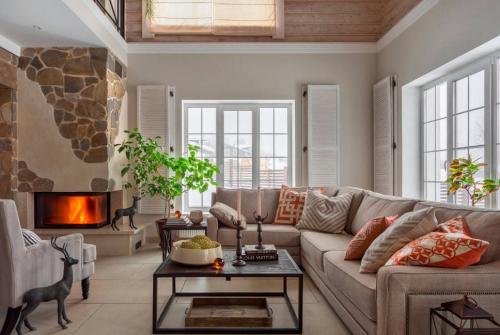 Комната с двумя окнами. Особенности гостиной с двумя окнами 01