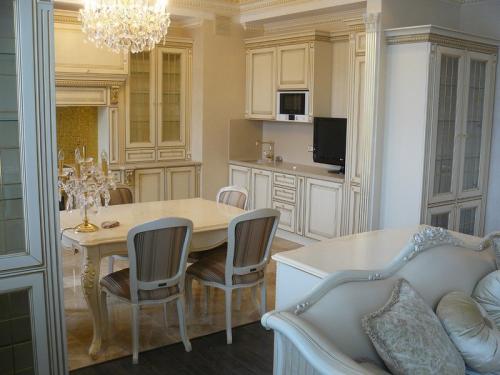 Зонирование кухни и гостиной перегородкой. Какую роль выполняет перегородка между гостиной и кухней