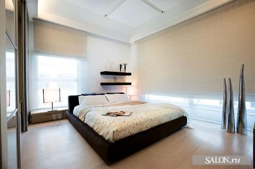 Спальня с двумя окнами на смежных стенах. Спальня с двумя окнами