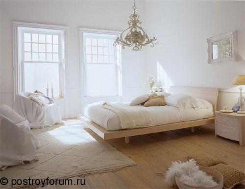 Спальня с двумя окнами на смежных стенах. Спальня с двумя окнами